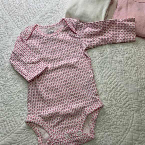Long Sleeves Onesie Bundle by Child of Mine -Carter’s size 0- 3M and OS - Picture 2 of 3